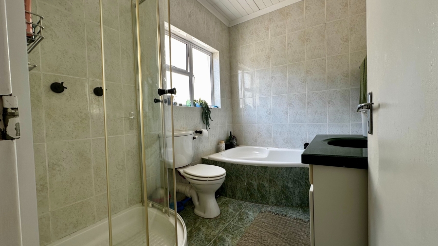 5 Bedroom Property for Sale in Rooi Els Western Cape